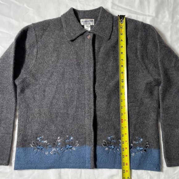 Vintage Pendleton Cardigan Women’s XL  Wool Gray Blue Floral Embroidery Boxy - Picture 2 of 6